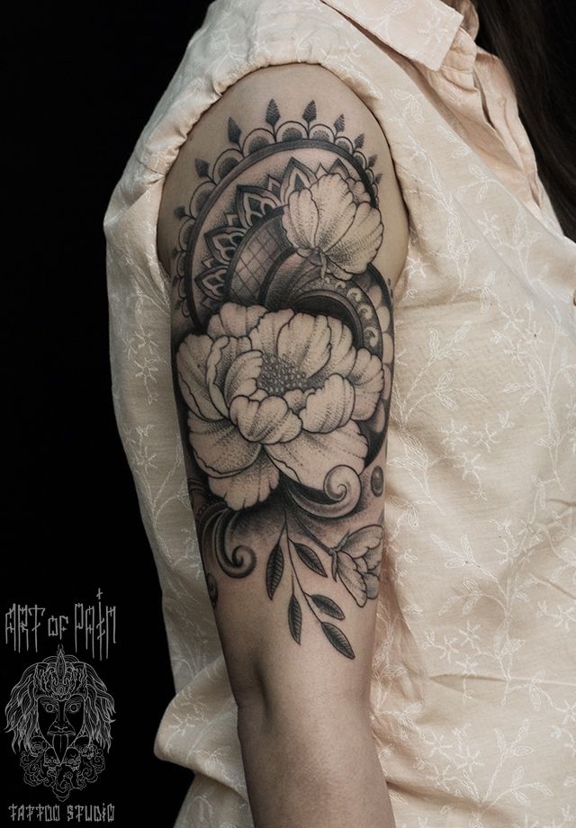 Татуировка женская графика на плече цветы и орнамент – Мастер тату: 