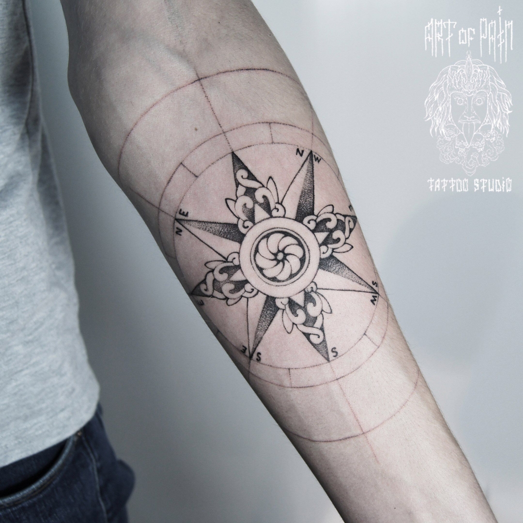 Татуировка мужская графика на предплечье роза ветров – Мастер тату: 