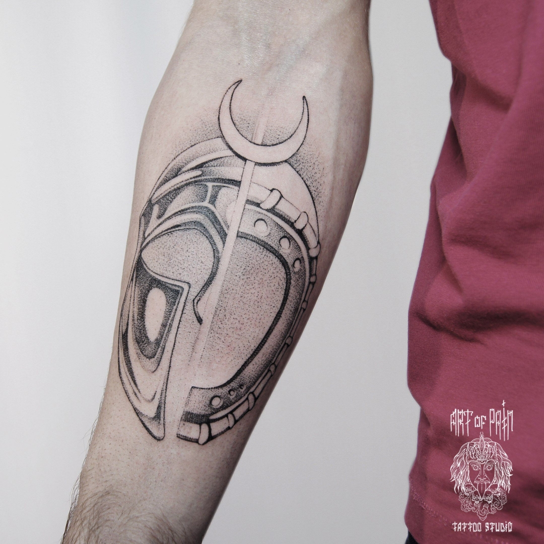 Татуировка мужская графика на предплечье шлем – Мастер тату: 