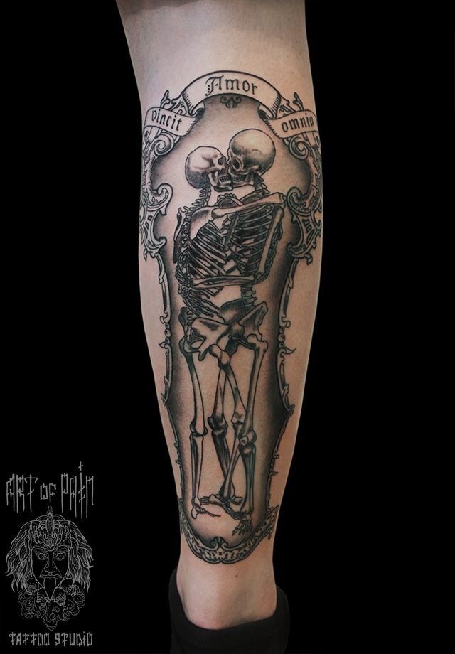 Татуировка мужская графика на икре скелеты (вечная любовь) – Мастер тату: 