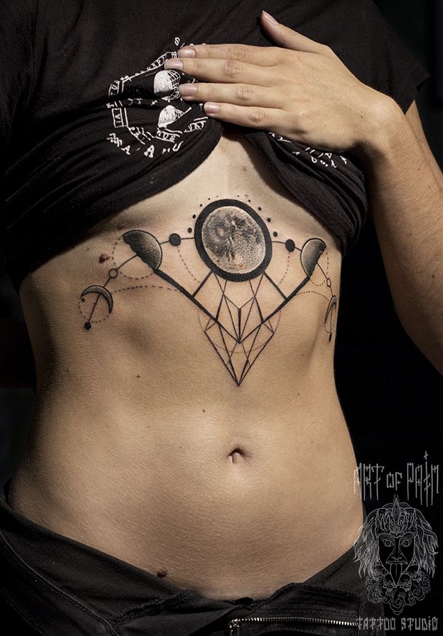 Татуировка женская графика на груди фазы Луны – Мастер тату: 