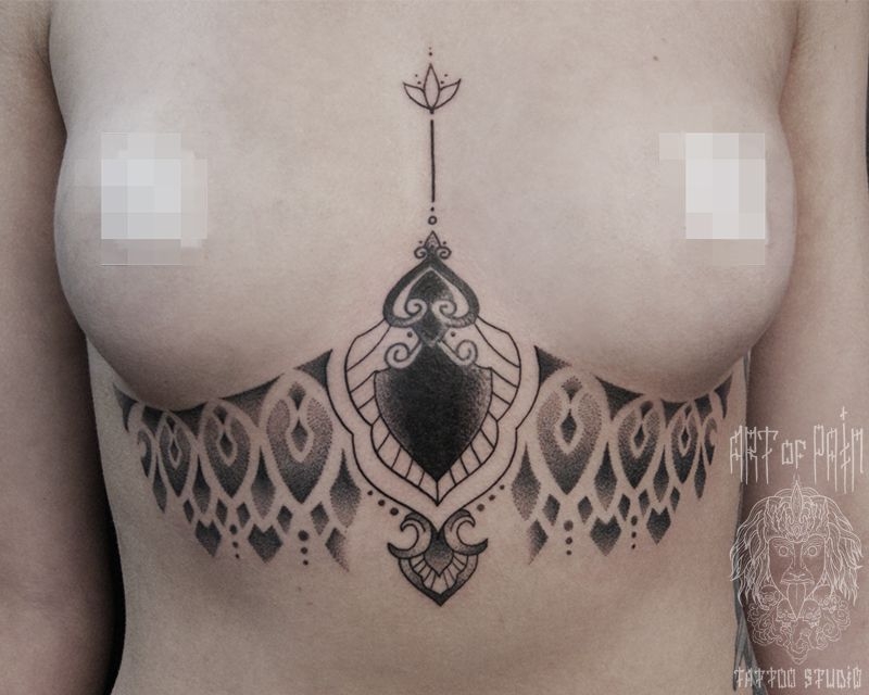 Татуировка женская графика на груди минималистический узор – Мастер тату: 