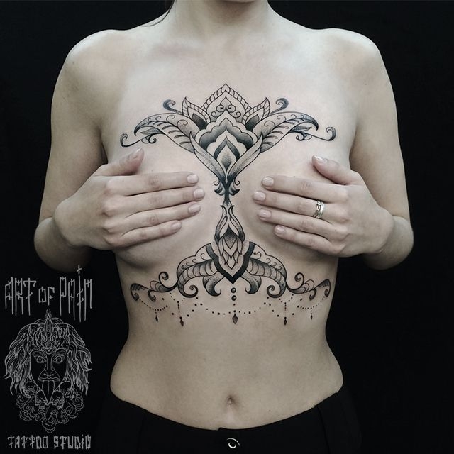 Татуировка женская графика на груди лиственный узор – Мастер тату: 