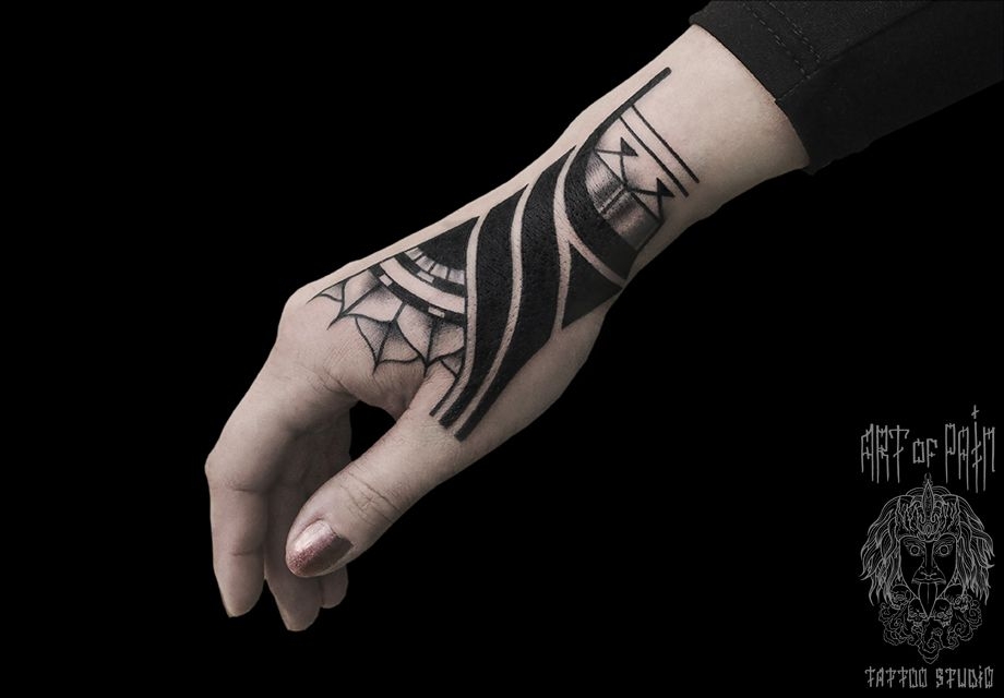 Татуировка женская графика на кисти чёрный узор – Мастер тату: 