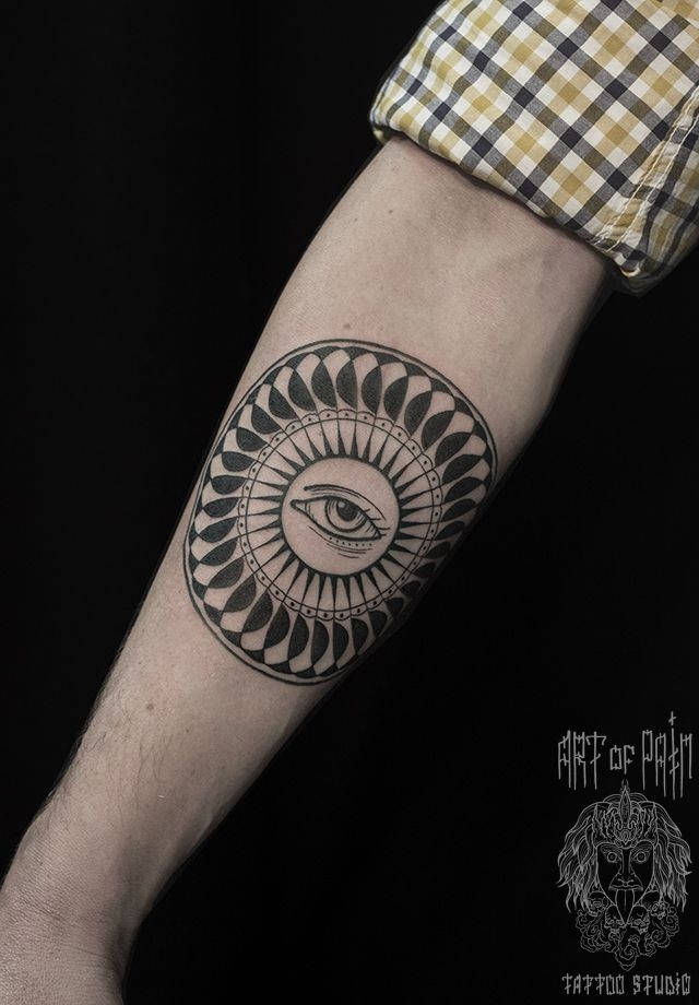 Татуировка мужская графика на предплечье око в центре орнамента – Мастер тату: 