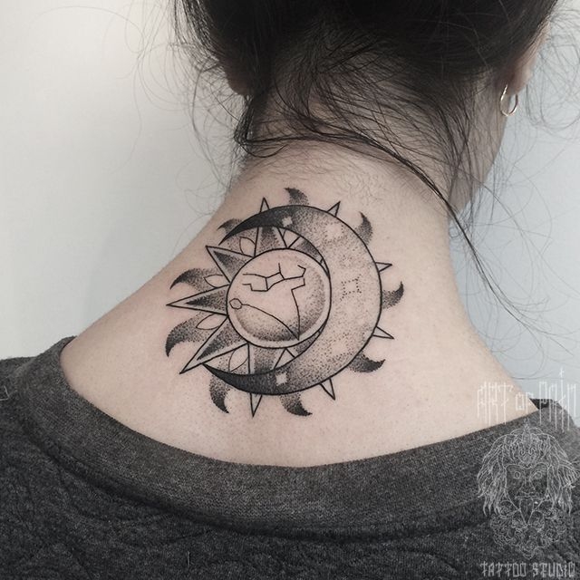 Татуировка женская графика на шее луна и солнце – Мастер тату: 