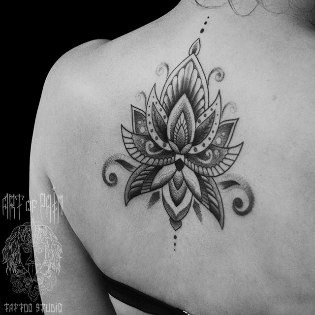 Татуировка женская графика на спине цветок-узор – Мастер тату: 