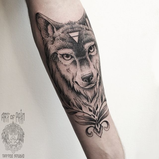 Татуировка мужская графика на предплечье волк с узором – Мастер тату: 