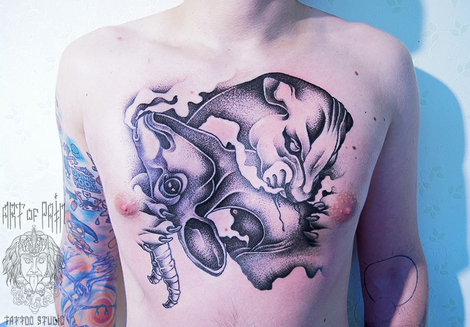 Татуировка мужская графика на груди пантера и антилопа – Мастер тату: 