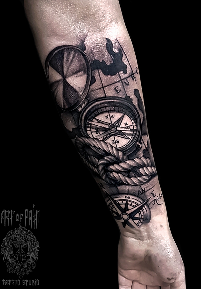 Татуировка мужская black&grey на предплечье компас, карта и канат – Мастер тату: 