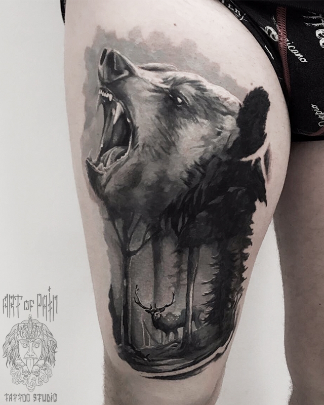 Татуировка мужская реализм на бедре лесной пейзаж с медведем и оленем – Мастер тату: 