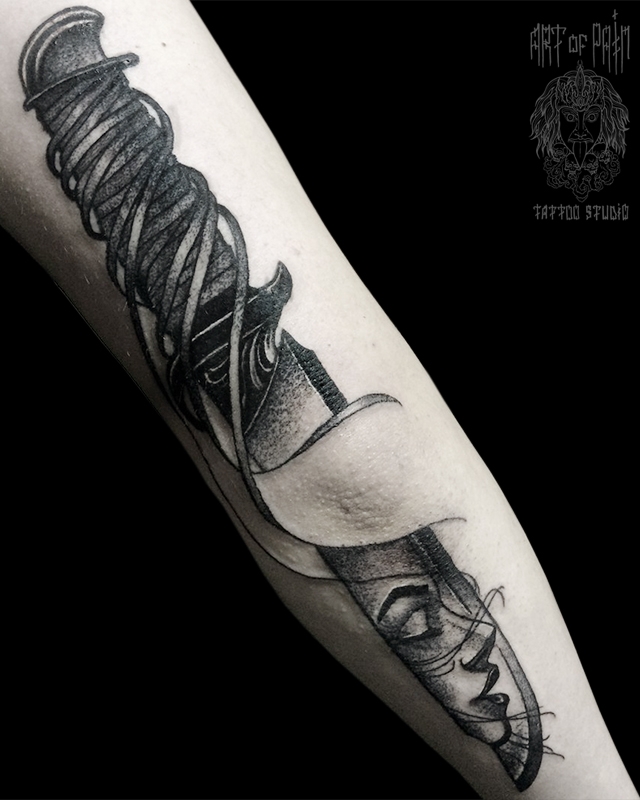 Татуировка мужская графика на руке девушка, нож – Мастер тату: 