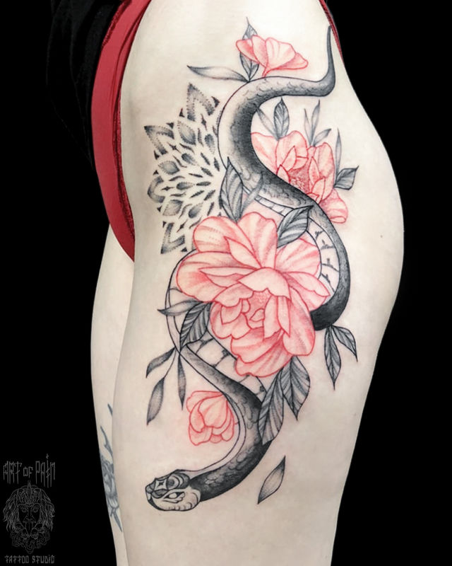 Татуировка женская графика на бедре змея и розовые цветы – Мастер тату: Мария Котова