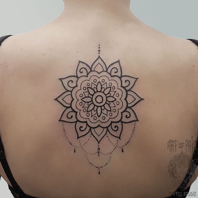 Татуировка женская орнаментал на спине мандала – Мастер тату: 