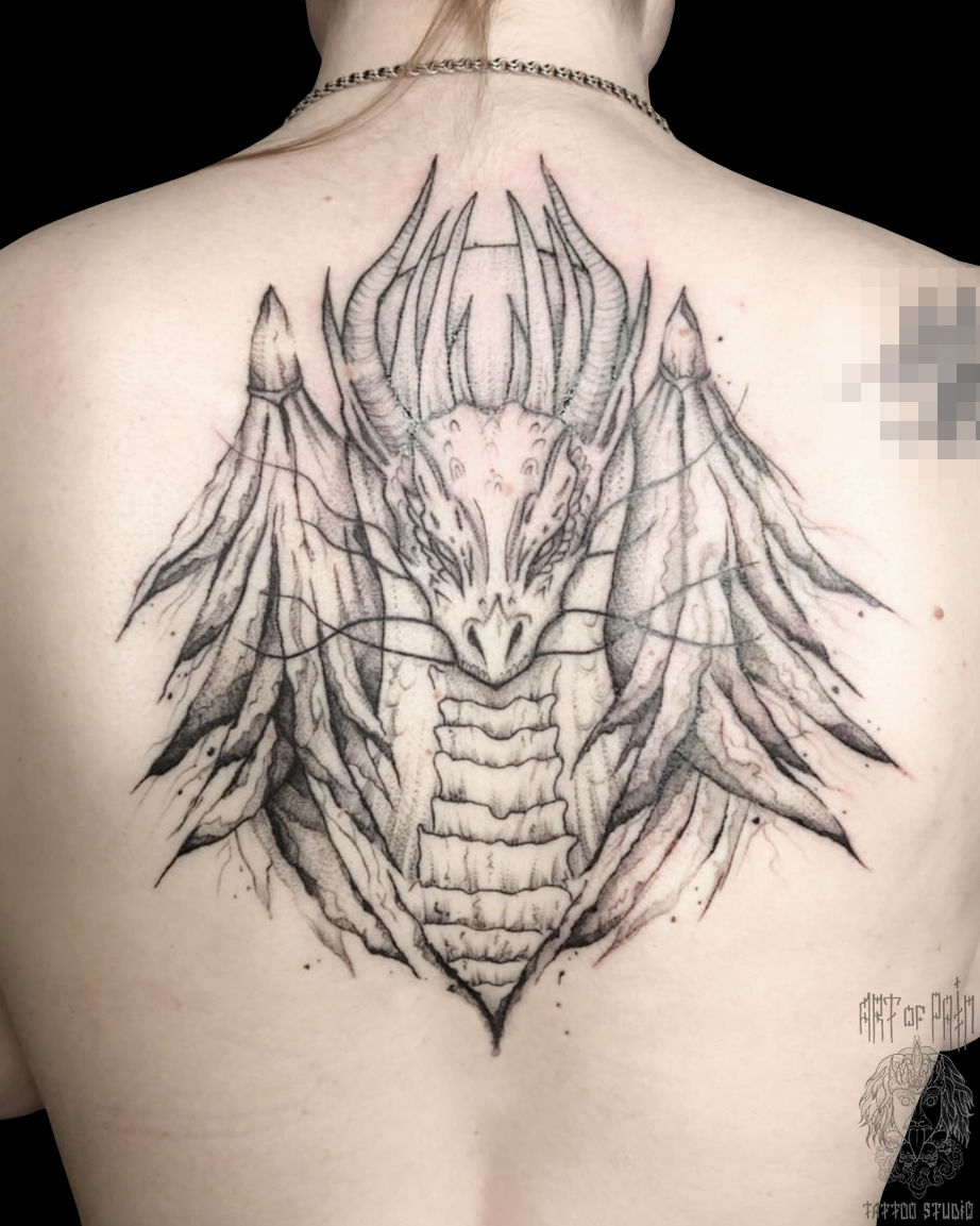Татуировка женская графика на спине дракон – Мастер тату: Мария Котова