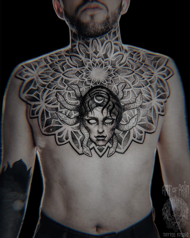 Татуировка мужская графика орнаментал на груди Горгона Медуза и узор – Мастер тату: 