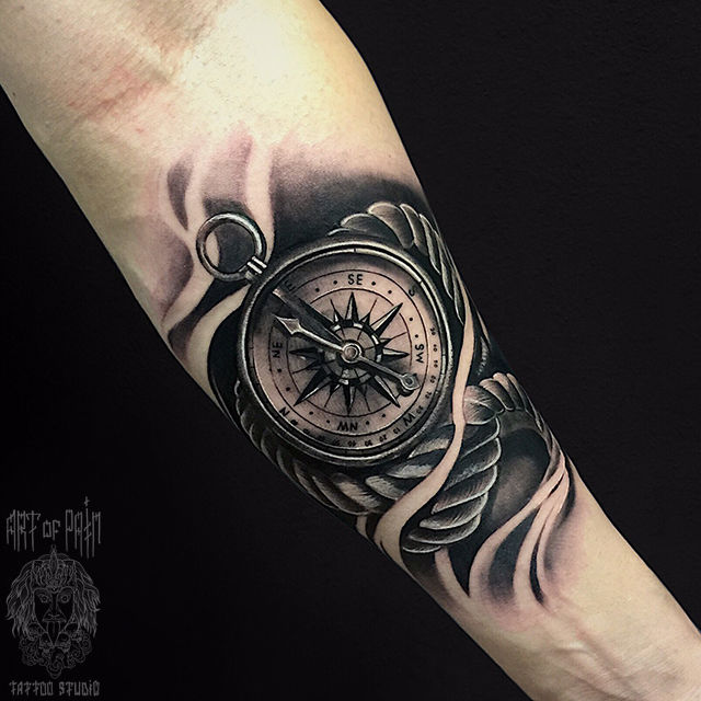 Татуировка мужская black&grey на предплечье компас – Мастер тату: Анастасия Юсупова