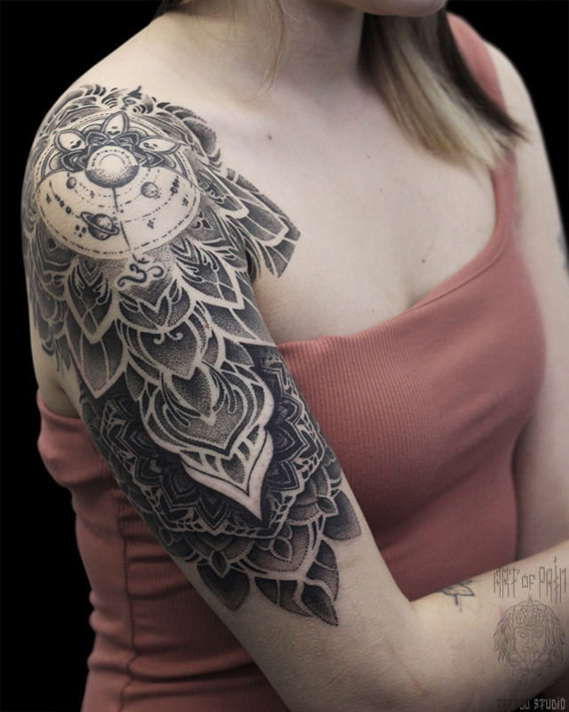 Татуировка женская орнаментал на плече мандала и планеты – Мастер тату: Надежда Полякова