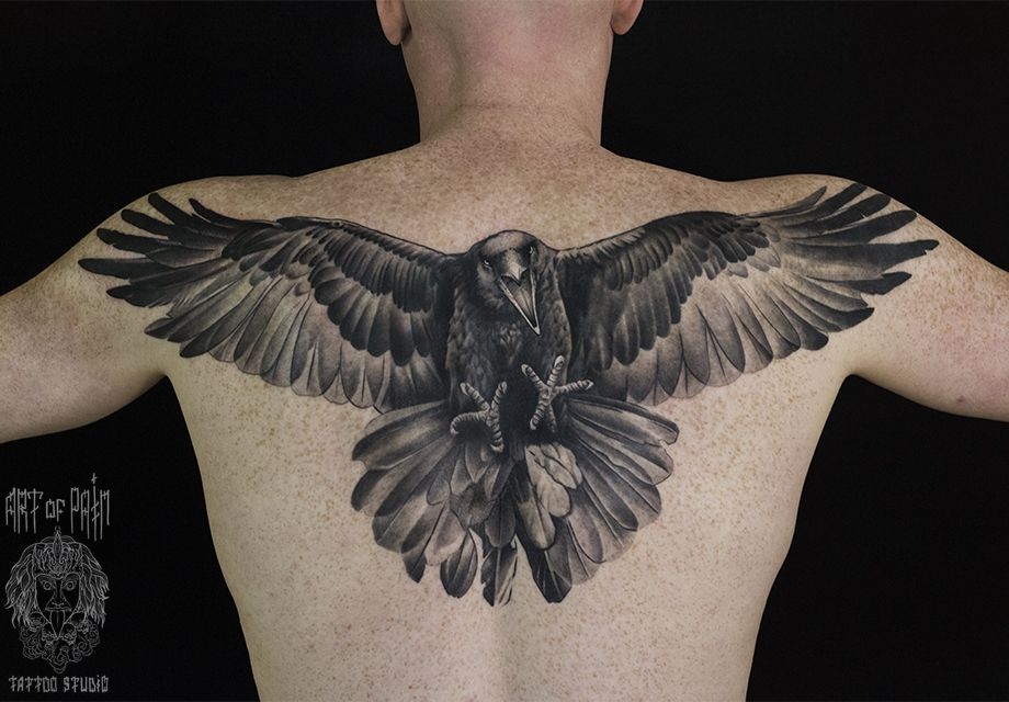 Татуировка мужская хоррор на спине нападающий ворон – Мастер тату: 
