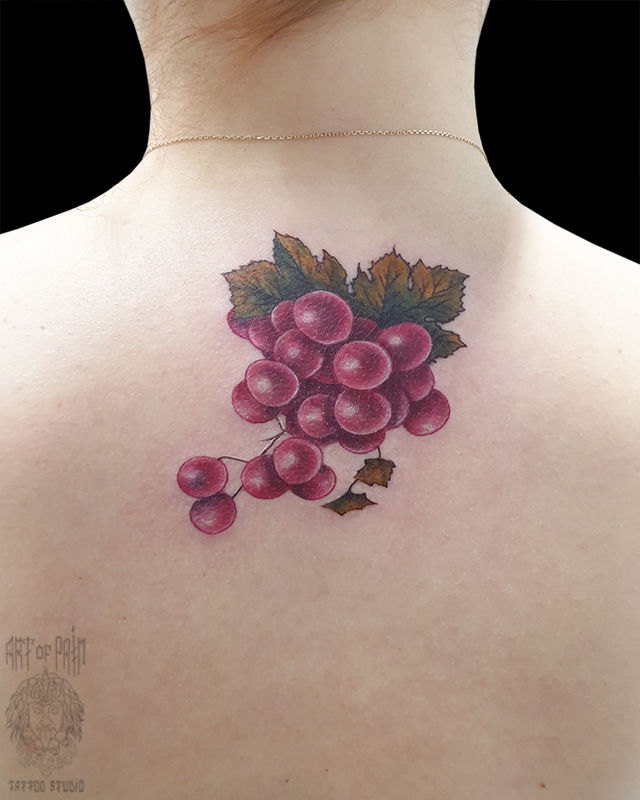Татуировка женская реализм на спине виноград – Мастер тату: Анастасия Родина