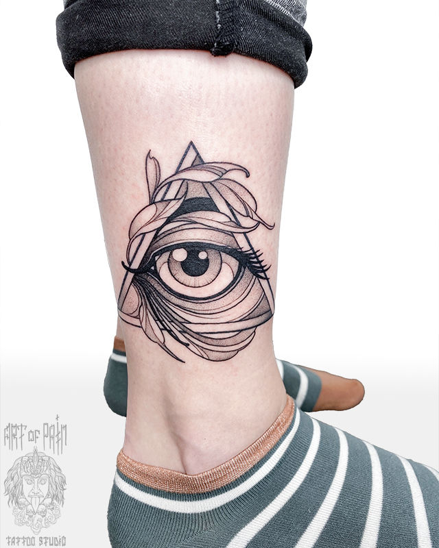 Татуировка женская графика на щиколотке масонский глаз – Мастер тату: Максим Север