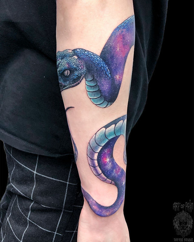 Татуировка мужская нью-скул на предплечье космическая змея – Мастер тату: Анастасия Родина