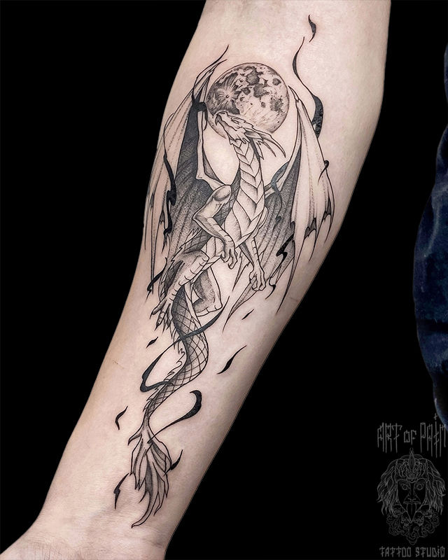 Татуировка женская графика на предплечье дракон – Мастер тату: Мария Котова
