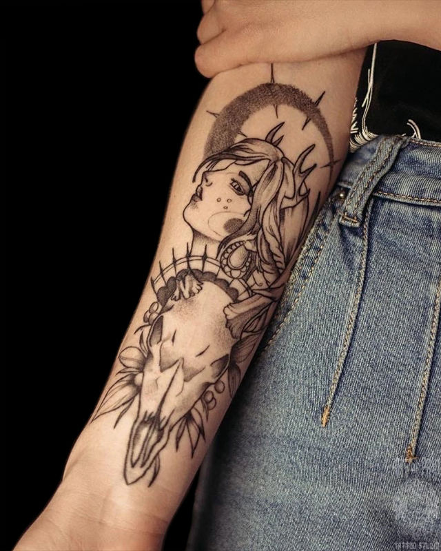 Татуировка женская графика на предплечье череп и девушка – Мастер тату: 