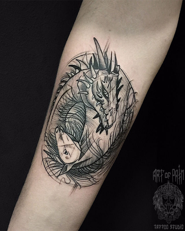 Татуировка женская графика на предплечье дракон и единорог – Мастер тату: Анастасия Юсупова