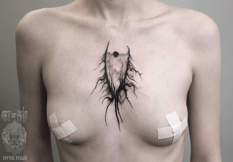 Татуировка женская black&grey на груди черный шар – Мастер тату: 