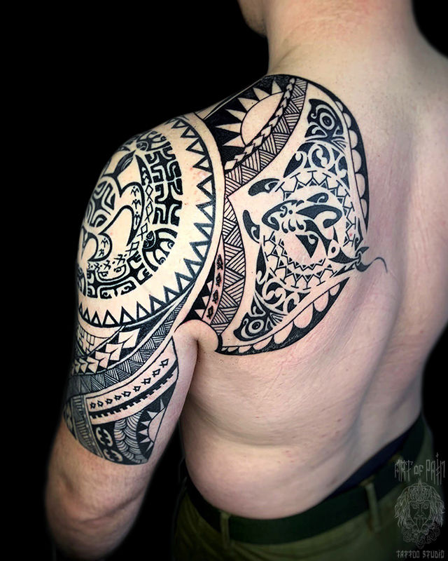 Татуировка мужская полинезия на плече и лопатке черепаха и скат – Мастер тату: 