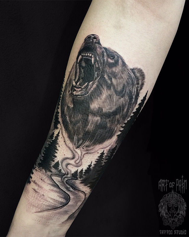 Татуировка женская графика на предплечье медведь и лес – Мастер тату: Анастасия Юсупова