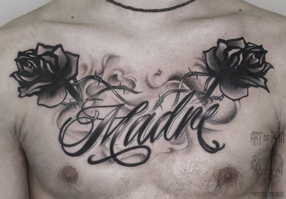 Татуировка мужская чикано на груди леттеринг и две розы – Мастер тату: 