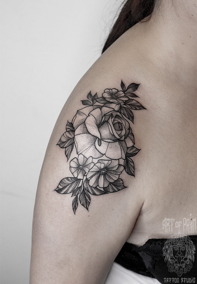 Татуировка женская графика на плече роза и хризантемы – Мастер тату: 