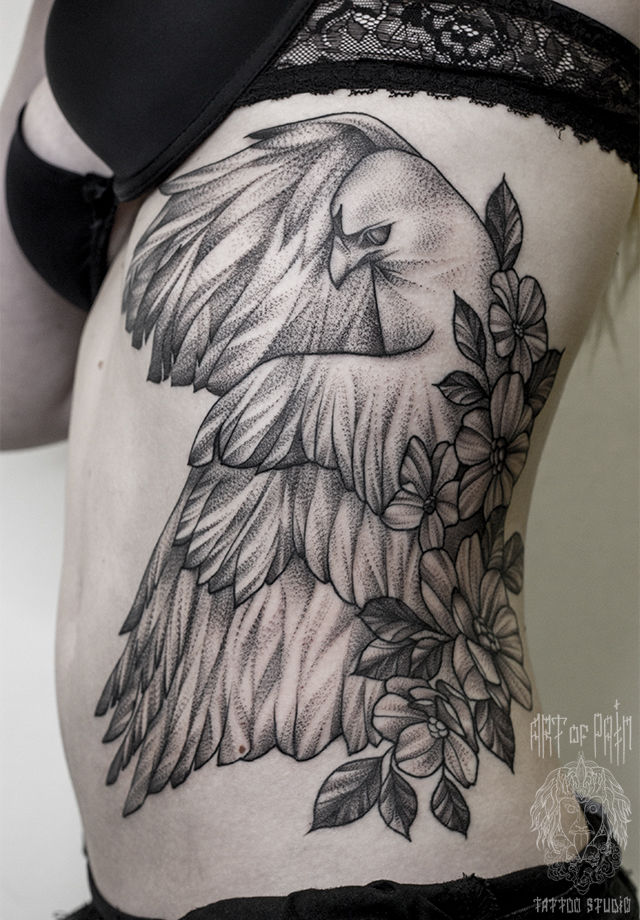 Татуировка женская графика на боку птица – Мастер тату: 