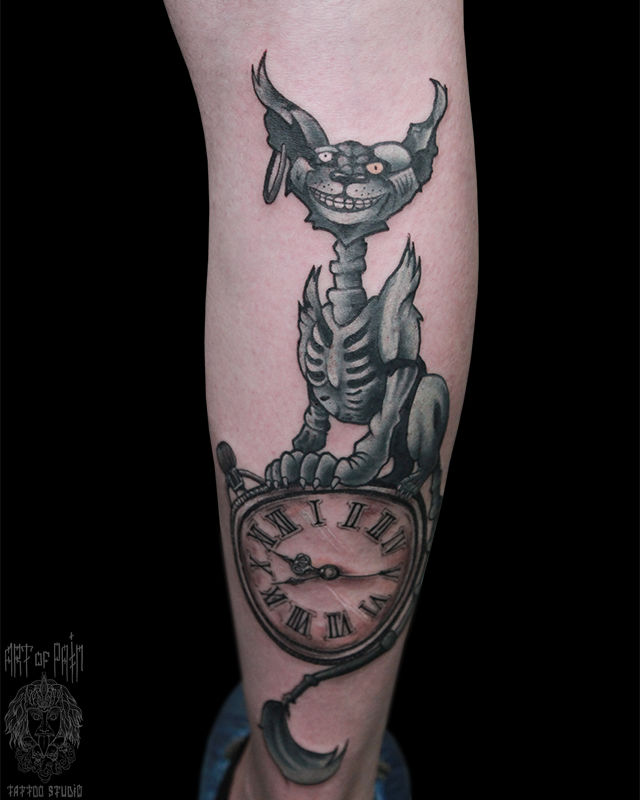 Татуировка мужская нью скул на голени кот и часы – Мастер тату: Анастасия Родина