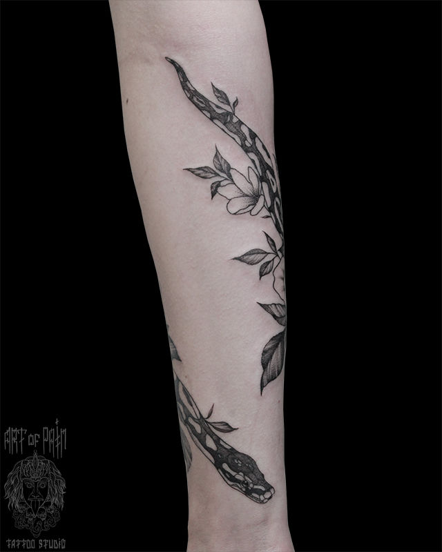 Татуировка женская графика на предплечье пятнистая змея в цветах – Мастер тату: Анастасия Родина