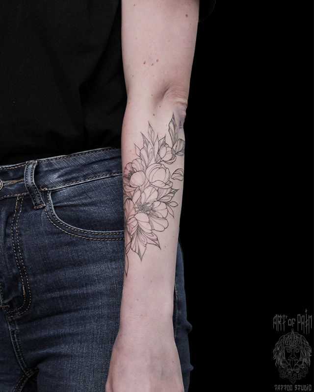 Татуировка женская графика на предплечье бутоны чайной розы – Мастер тату: Мария Челнокова