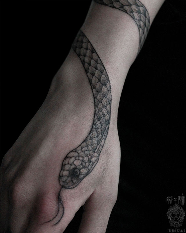 Татуировка женская графика на запястье и пальцах змея – Мастер тату: Мария Челнокова
