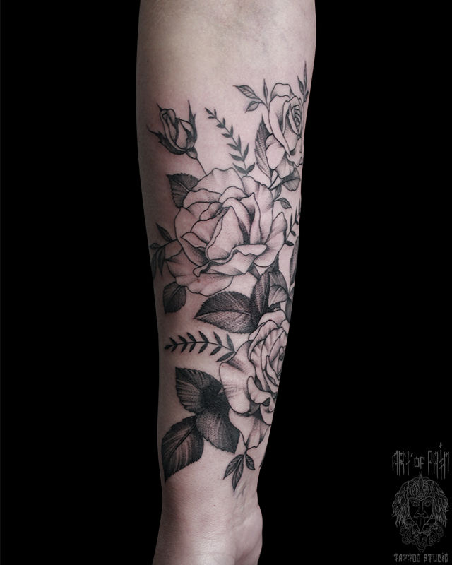 Татуировка женская графика на предплечье цветы и розы – Мастер тату: 