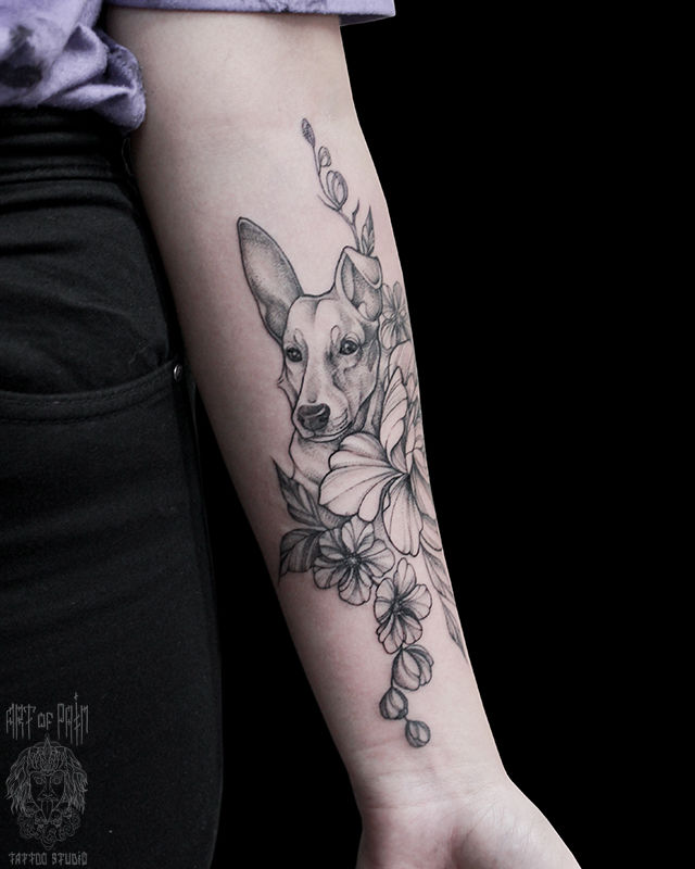 Татуировка женская графика на предплечье собака в цветах – Мастер тату: Мария Челнокова