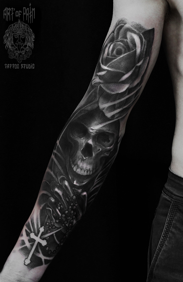 Татуировка мужская black&grey на руке смерть, крест, роза – Мастер тату: 