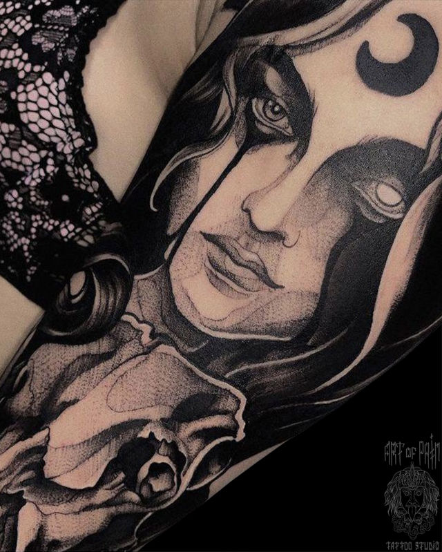 Татуировка женская нью скул на плече девушка и череп – Мастер тату: Аня Щука