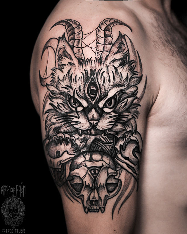 Татуировка мужская графика на плече кот и череп – Мастер тату: Юрий Хандрыкин
