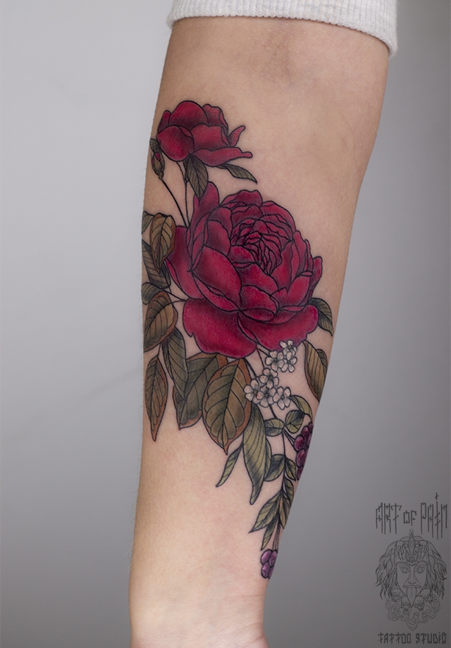 Татуировка женская нью-скул на предплечье розы и ягодки – Мастер тату: Анастасия Родина
