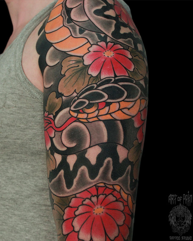 Татуировка мужская япония на плече змея, хризантема – Мастер тату: Марк Акулов