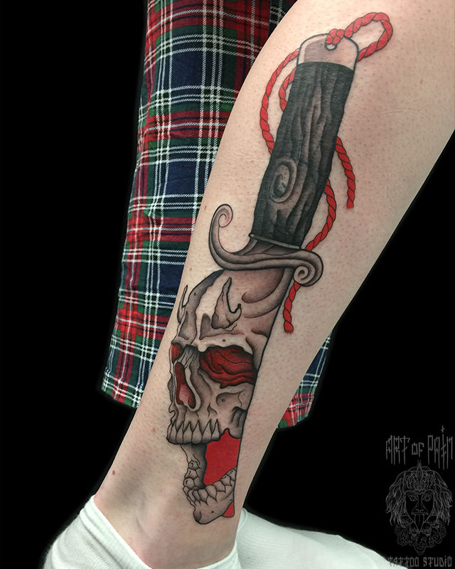 Татуировка женская графика на голени нож и череп – Мастер тату: 