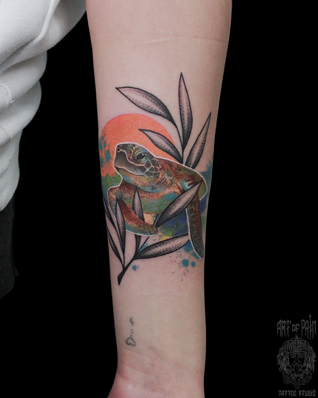 Татуировка женская нью скул на предплечье черепаха – Мастер тату: Анастасия Родина