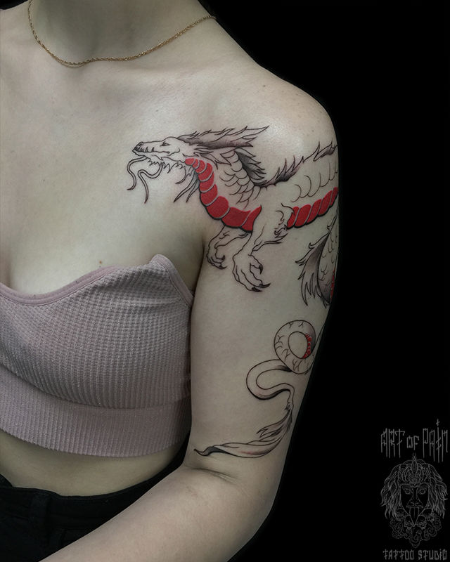 Татуировка женская графика на плече и ключице дракон – Мастер тату: 