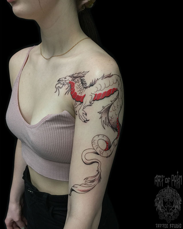 Татуировка женская графика на плече и ключице дракон (вид сбоку) – Мастер тату: 